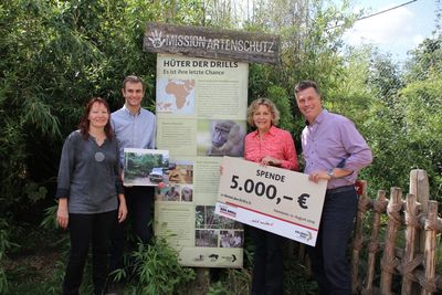 Scheckübergabe im Erlebnis-Zoo Hannover (von links: Kathrin Paulsen, 1. Vorsitzende Rettet den Drill), Zack Schwenneker (Projekt-Manager Pandrillus, Nigeria), Liza Gadsby (Gründerin und Direktorinvon Pandrillus), Andreas Casdorff ( Geschäftsführer Erlebnis-Zoo Hannover) (Foto: Erlebnis -Zoo Hannover)